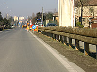 Montaggio barriera stradale H2 in legno.