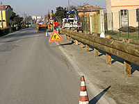 Montaggio barriera stradale H2 in legno.