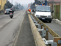 Montaggio barriera stradale H2 in legno con predisposizione per pista ciclabile.