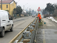 Montaggio barriera stradale H2 in legno con predisposizione per pista ciclabile.